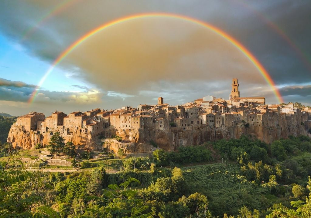 Arcoíris en Pitigliano, Italia