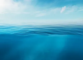 ¿Por qué el mar es de color azul si el agua es transparente?