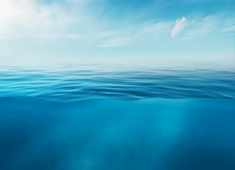 Por que o mar é azul se a água é transparente?