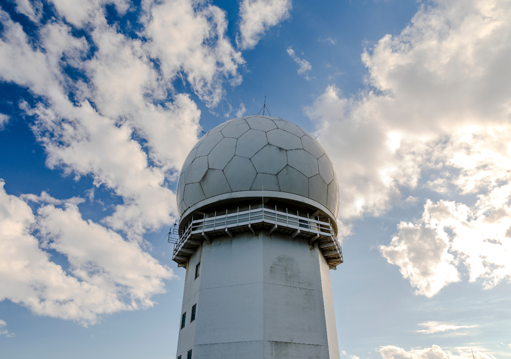 Un radar meteorológico es una antena que permite detectar objetos en la atmósfera, como gotas de lluvia, copos de nieve, granizos o insectos, etc., a kilómetros de distancia.