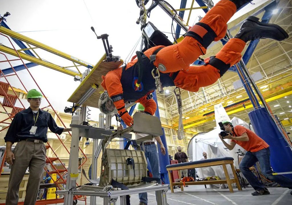 Astronauta oceniający skafander ratunkowy ACES.  Zdjęcie: NASA.