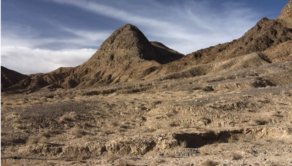 No todos los desiertos están cubiertos de dunas. La cuenca de Qaidam, en China, presenta extensas superficies rocosas y áridas, similares en algunos aspectos al paisaje de Atacama. Allí, estudios citados por la NSF han registrado temperaturas superficiales extremas de hasta 81,8 °C.