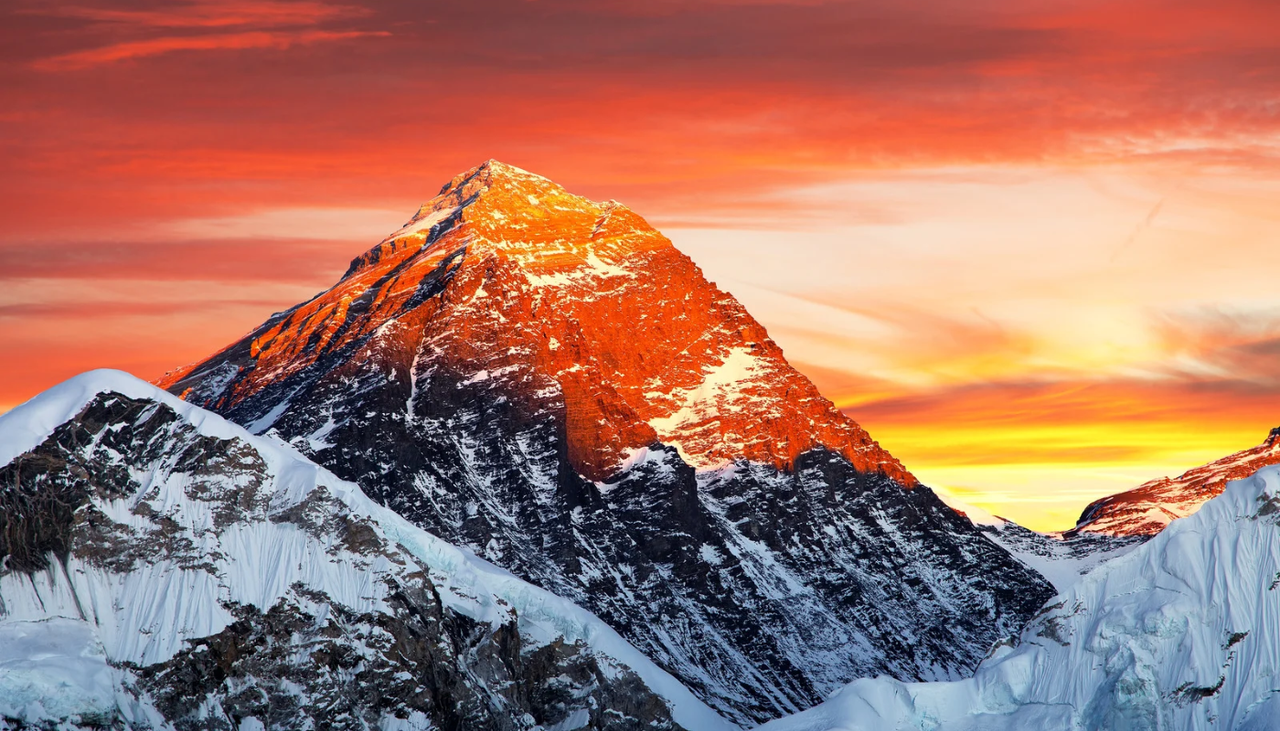 A medida que ascendemos una montaña, la presión atmosférica disminuye y el aire suele ser más frío. La física de la atmósfera explica por qué las grandes cumbres mantienen temperaturas tan bajas, incluso cuando reciben radiación solar.