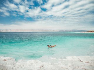 ¿Por qué es imposible hundirse en el Mar Muerto? ¿Puede ser peligroso bañarse?