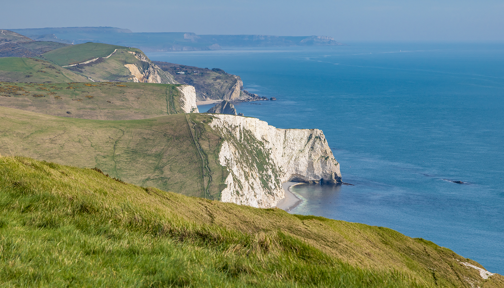El King Charles III England Coast Path recorre los 4.345 km del litoral inglés, aunque la longitud real de la costa sigue siendo imposible de medir con precisión. La paradoja de la costa explica por qué las cifras varían según el método utilizado.