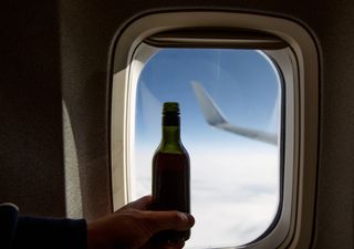 ¿Por qué es peligroso beber alcohol durante un vuelo en avión? Esto descubrió un nuevo estudio