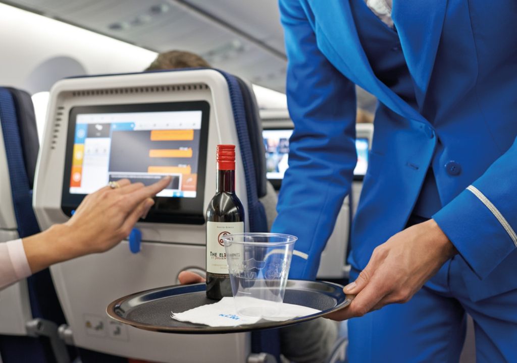 ¿Por qué es peligroso beber alcohol durante un vuelo en avión? Esto ...