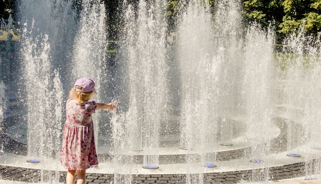 Las fuentes, los parques y evitar las horas centrales ayudan a sobrellevar mejor las altas temperaturas.