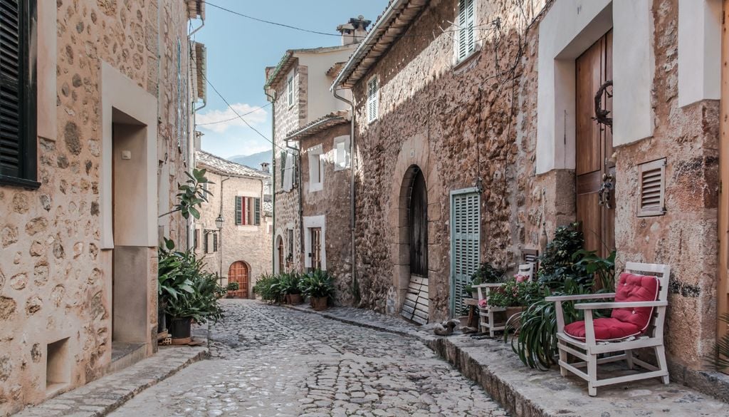 La cultura española, sus calles, patios, jardines y edificios son un ejemplo de cómo afrontar el calor.