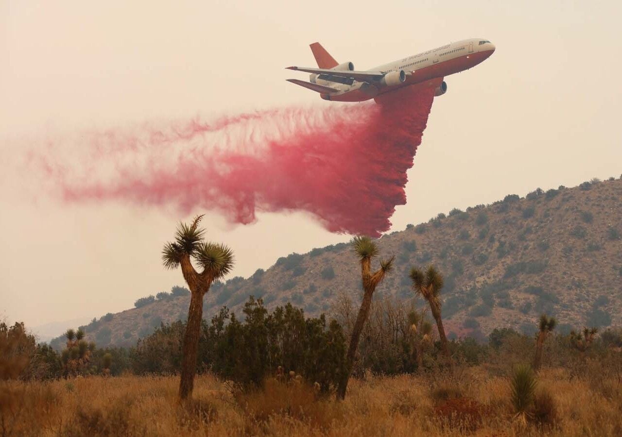 Hasta el momento se desconocen los efectos del "retardante de fuego" a largo plazo en el medioambiente. (Imagen del Departamento de Bomberos del Condado de Los Ángeles)
