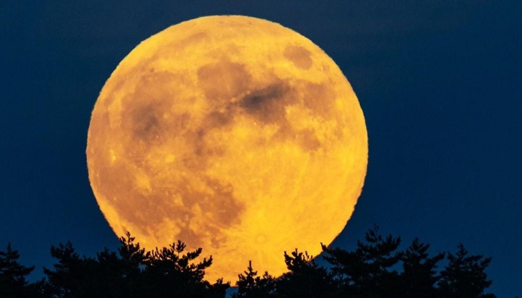 Luna llena El tono anaranjado o rojizo de la Luna al acercarse al horizonte se debe a la interacción de su luz con la atmósfera terrestre.