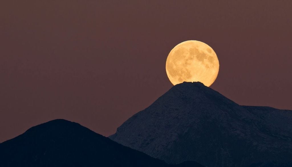 Luna llena en el horizonte La Luna llena podrá observarse prácticamente redonda durante varias noches alrededor del 26 de octubre. Un horizonte despejado permitirá apreciar mejor su salida y fotografiarla junto al paisaje.