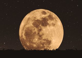 ¿Por qué la Luna parece más grande cuando sale por el horizonte?