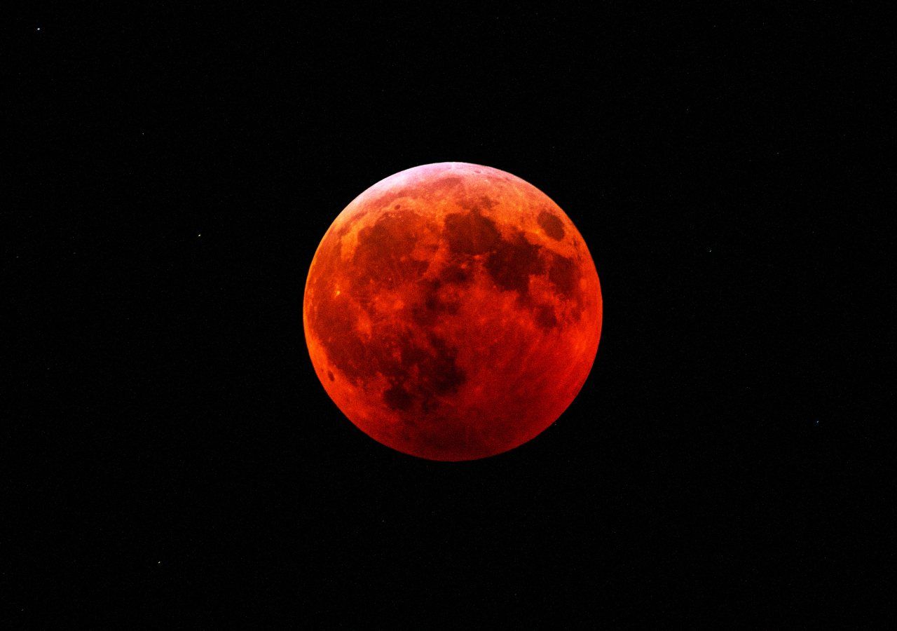 ¿Por qué la Luna se pone roja durante un eclipse?