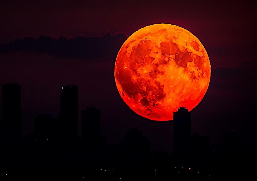 ¿Por qué la Luna se pone roja en un eclipse lunar total?