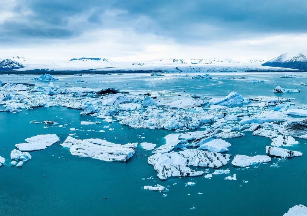 La fonte des glaces dans l'Arctique peut libérer des virus et des bactéries qui y sont piégés depuis des millions d'années.
