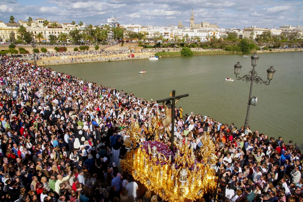 semana santa sevilla La Semana Santa de Sevilla es emoción, pasión y torrijas blanditas que si se te olvidan en la encimera, saldrá moho.