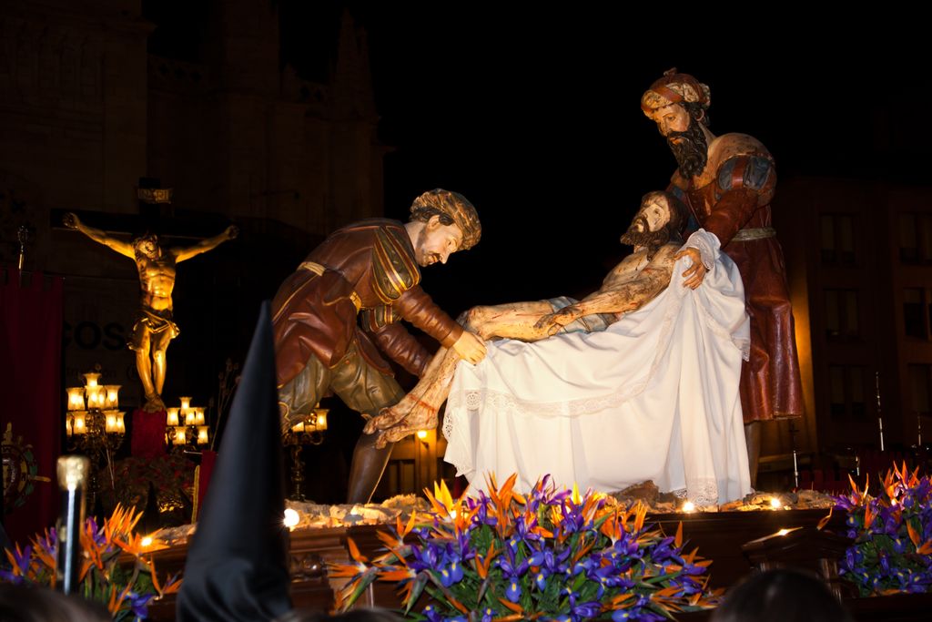 Valladolid semana santa La Semana Santa de Valladolid es puro arte en la calle, escultura de madera policromada y torrijas que se quedan más duras que la madera en un par de días. Todo por culpa de la termodinámica.