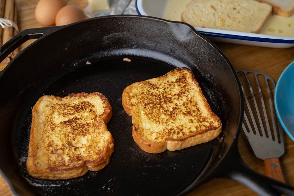 torrijas La fritura de las torrijas es clave para evitar que se sequen al generar una costra que las protege.