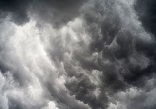 ¿Por qué las nubes de tormenta son negras si el agua que llevan es transparente?