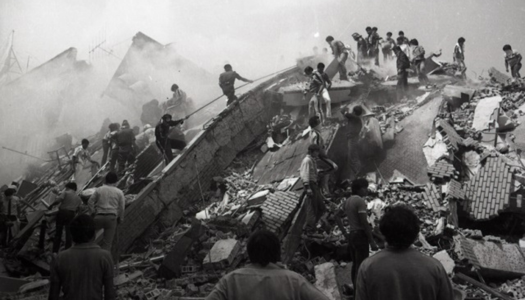 En 1985, la amplificación de ondas Love en suelos lacustres de CDMX multiplicó los daños estructurales. Imagen tomada del Archivo General de la Nación.