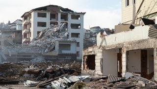 Por qu&eacute; las ondas Love son de las m&aacute;s lentas y m&aacute;s peligrosas en un terremoto: as&iacute; destruyen las ondas laterales