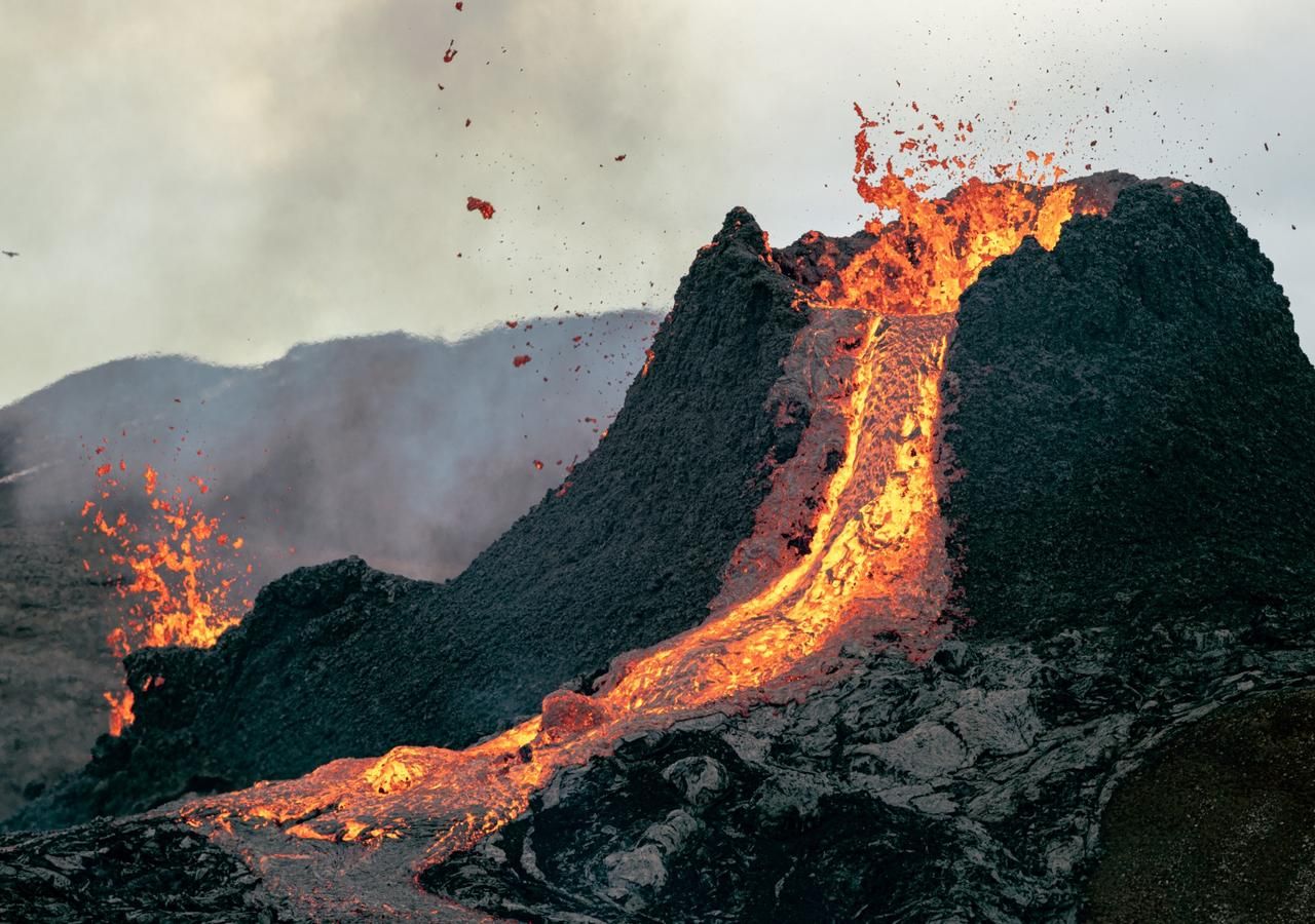 Los volcanes, además de lava y ceniza, liberan una gran variedad de gases volcánicos, que juegan un papel fundamental tanto en el clima como en la vida alrededor del volcán.