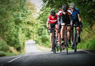 ¿Por qué los ciclistas circulan en fila? La ciencia tras el