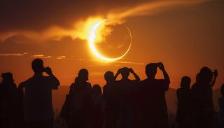 Por qu&eacute; los eclipses nos fascinan: un neurobi&oacute;logo explica c&oacute;mo reacciona el cerebro ante este fen&oacute;meno astron&oacute;mico