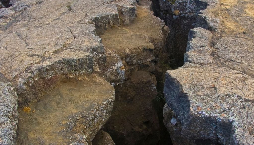 Placas tectónicas Un estudio revela que una placa oceánica que se está desgarrando mientras continúa hundiéndose bajo otra