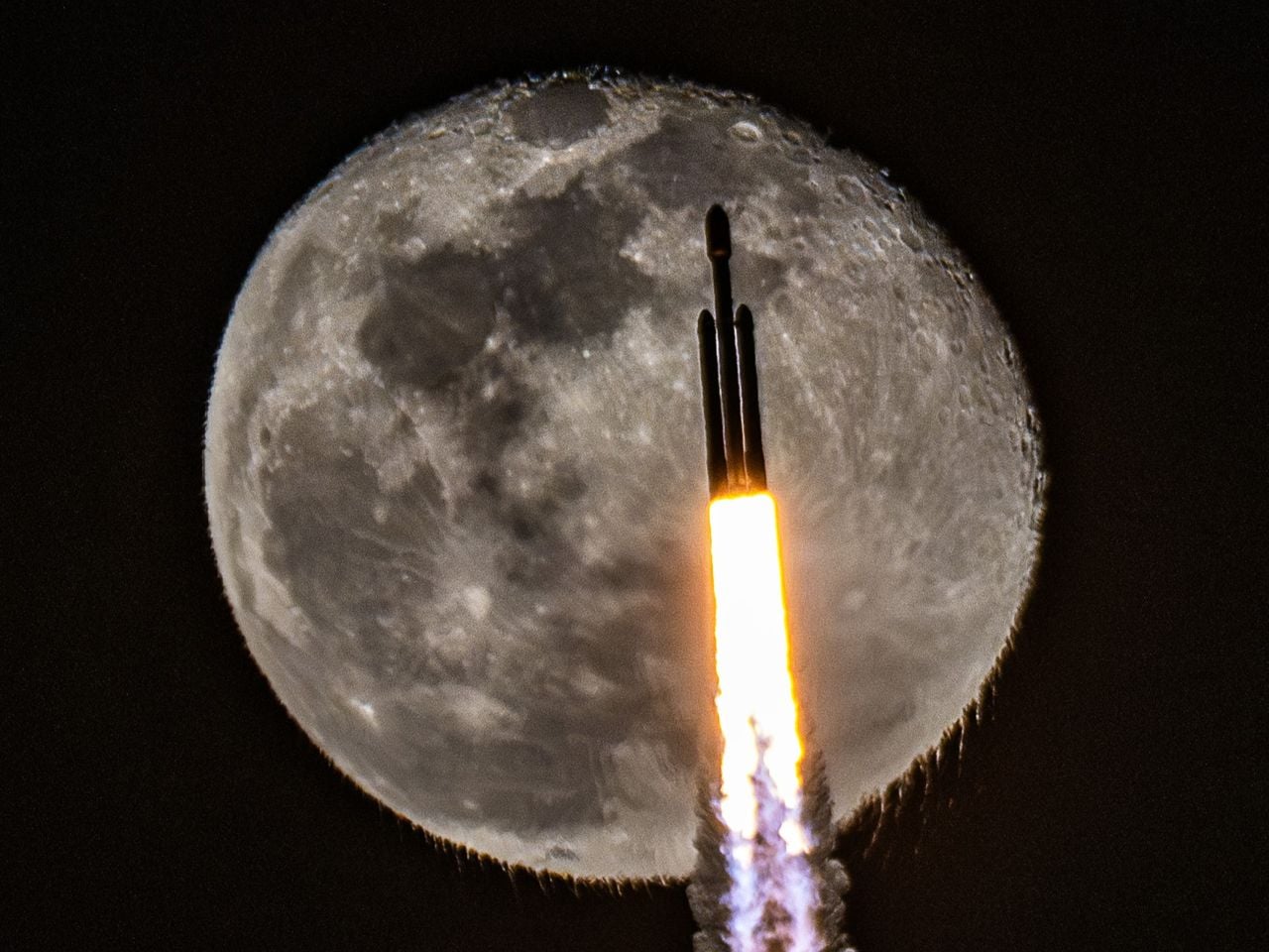 El cohete transita por la Luna ondulante. Crédito de imagen y derechos de autor: Steven Madow