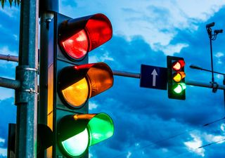 Los semáforos podrían tener un cuarto color pronto, ¿cómo nos beneficiaría?