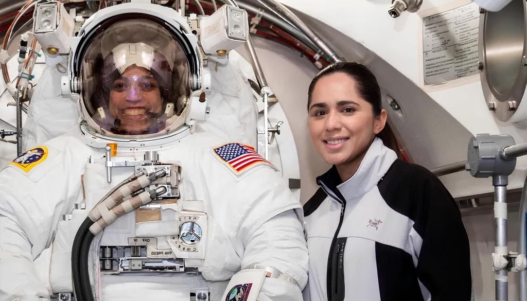 A engenheira Belinda Esparza Estrada posa ao lado da astronauta Jessica Watkins. NASA.