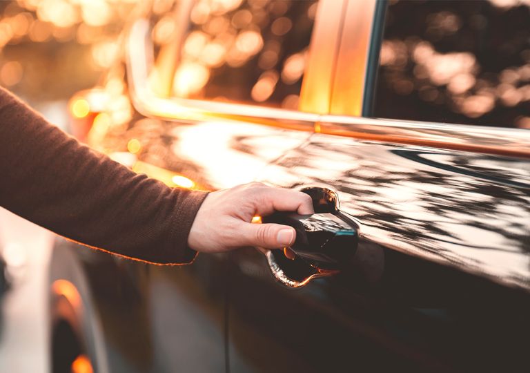 Mano abre puerta de un coche Mano abre puerta de un coche