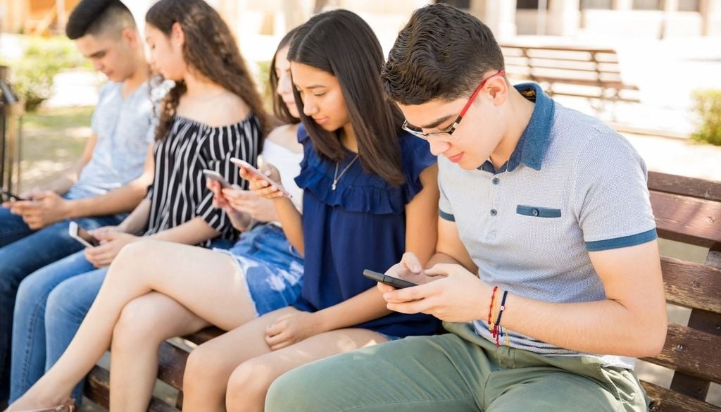 El uso de redes sociales durante la adolescencia está en el centro del debate mundial por sus posibles efectos en la salud mental y el desarrollo cerebral.