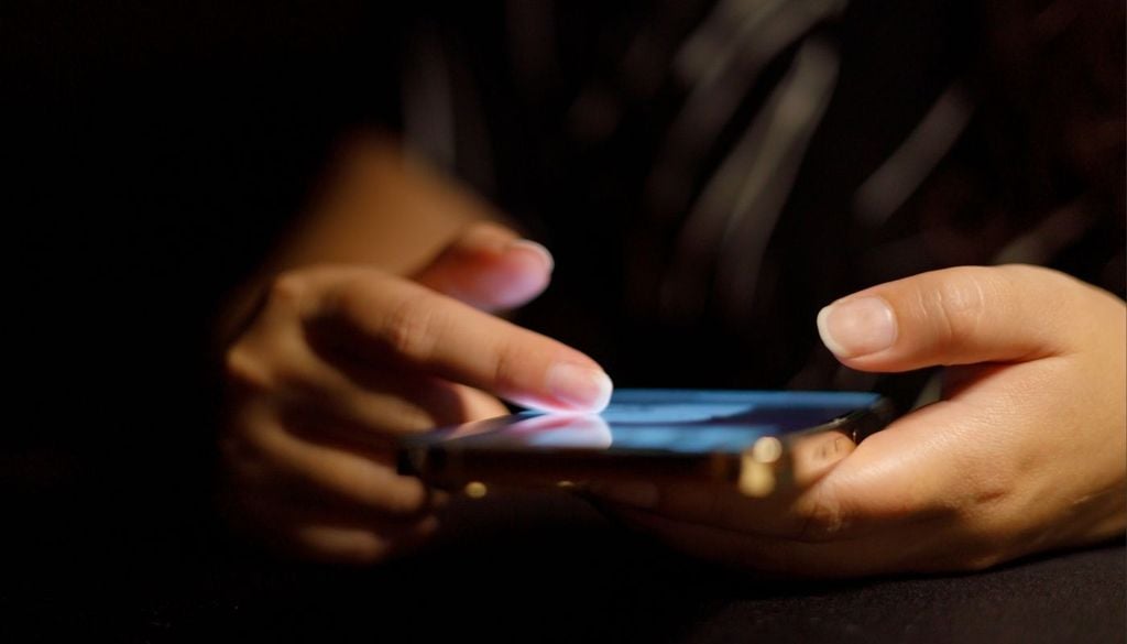 EL scroll infinito, las recompensas digitales o las notificaciones constantes forman parte de lo que la literatura internacional denomina diseño persuasivo, estrategias creadas para prolongar el tiempo de permanencia en una aplicación.