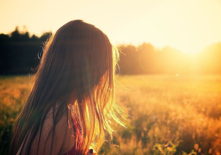 Mujer con melena en puesta de sol Mujer con melena en puesta de sol