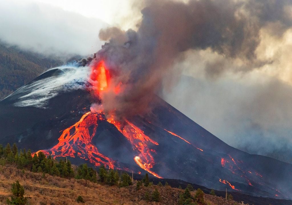 Imagen del entorno del volcán de La Palma tras las erupciones recientes de 2021, donde las coladas de lava y la deformación del terreno evidencian la intensa actividad volcánica del sistema Cumbre Vieja.