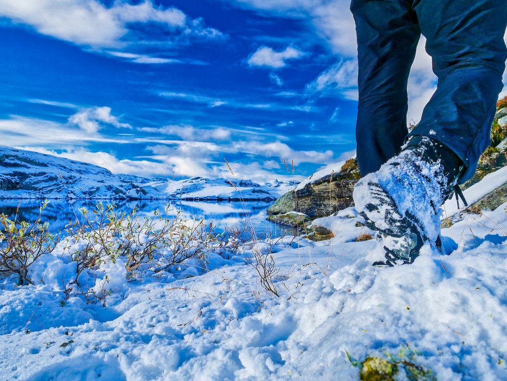 Marcher dans la neige signifie que nos pieds deviennent encore plus froids.