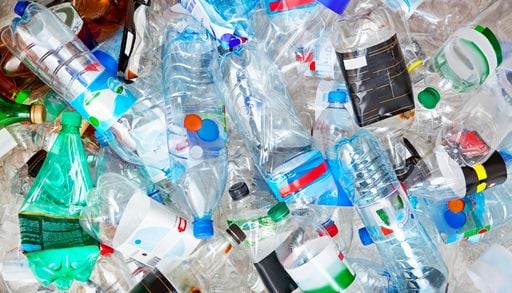 &iquest;Por qu&eacute; tu botella de agua no se recicla al 100 %? La barrera molecular que frena la econom&iacute;a circular del pl&aacute;stico PET