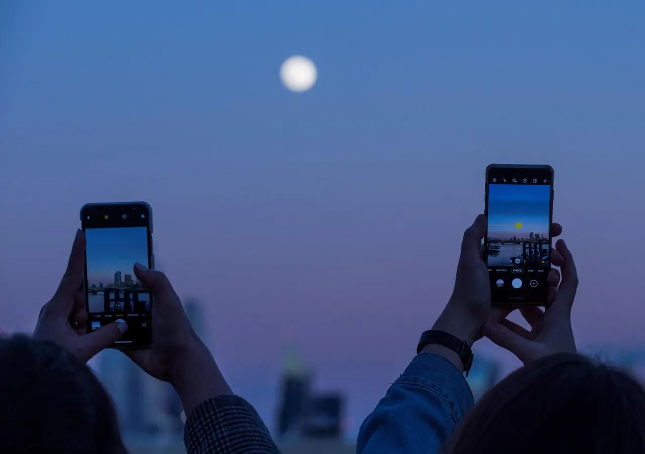 Sacar una buena foto de la Luna con el celular suele ser una decepción. Te explicamos por qué es una odisea, y como mejorar las chances de ser un excelente fotógrafo de la superficie selene.