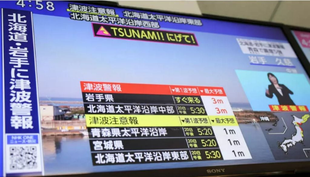 Una pantalla de televisión muestra la alerta de tsunami emitida por la Agencia Meteorológica de Japón, tras un terremoto de magnitud preliminar de 7,4 frente a la costa noreste del país, en Tokio, Japón, el 20 de abril de 2026. Crédito: Issei Kato / Reuters