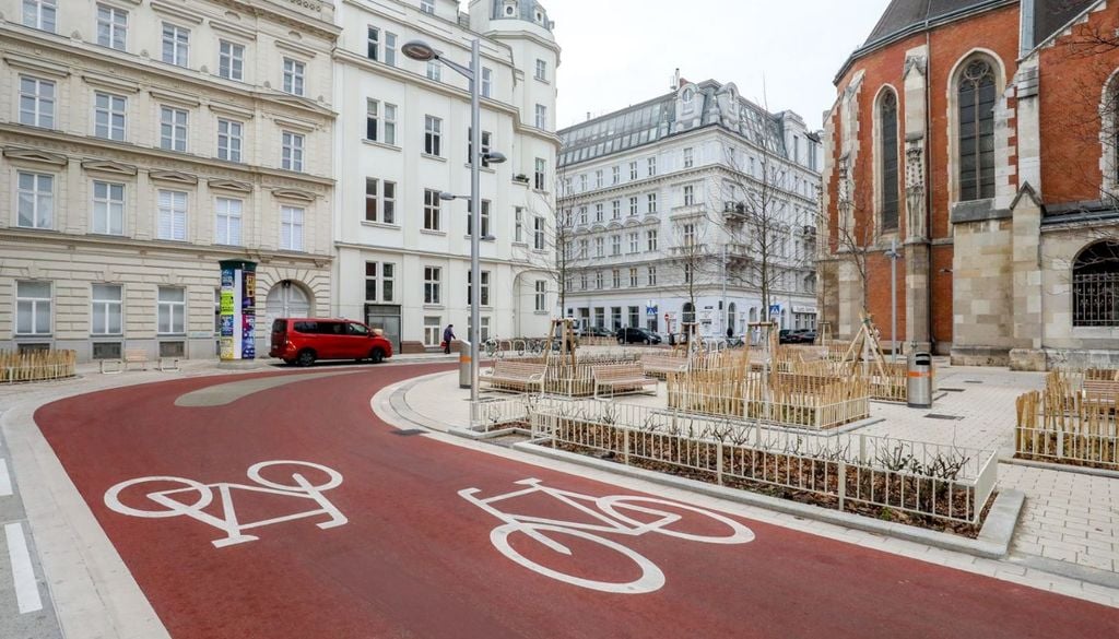 Desde 2024, Argentinierstraße se convirtió en una vía ciclista verde y con "calma de tráfico", basada en el modelo holandés.