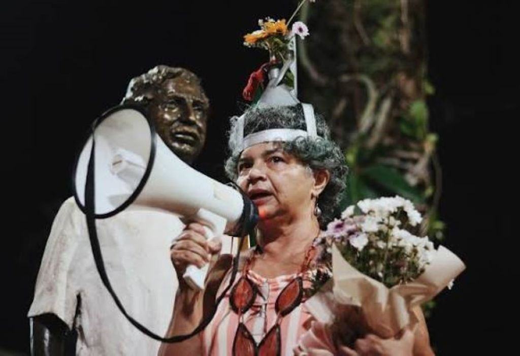 Ângela Mendes, filha de Chico Mendes, participa do Porongaço dos Povos da Floresta durante a COP30, em Belém. Com a poronga na cabeça, símbolo de resistência e esperança, ela representa a continuidade da luta pela floresta viva e pelos direitos dos povos Ângela Mendes, filha de Chico Mendes, participa do Porongaço dos Povos da Floresta durante a COP30, em Belém. Com a poronga na cabeça, símbolo de resistência e esperança, ela representa a continuidade da luta pela floresta viva e pelos direitos dos povos