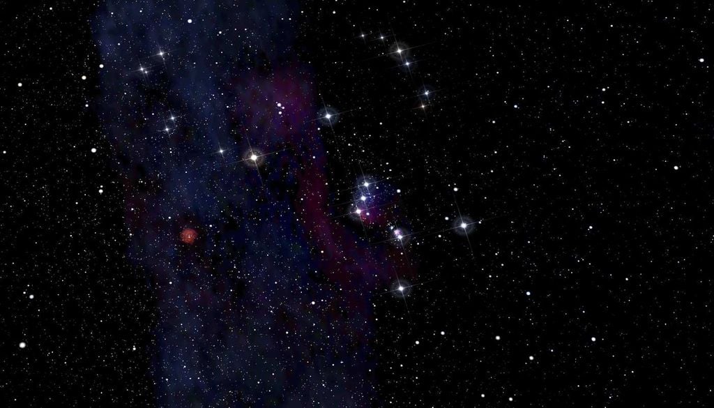 A constelação de Orion está visível no céu, pode encontrá-la ao observar três estrelas brilhantes, alinhadas e igualmente espaçadas, que representam o seu cinturão.