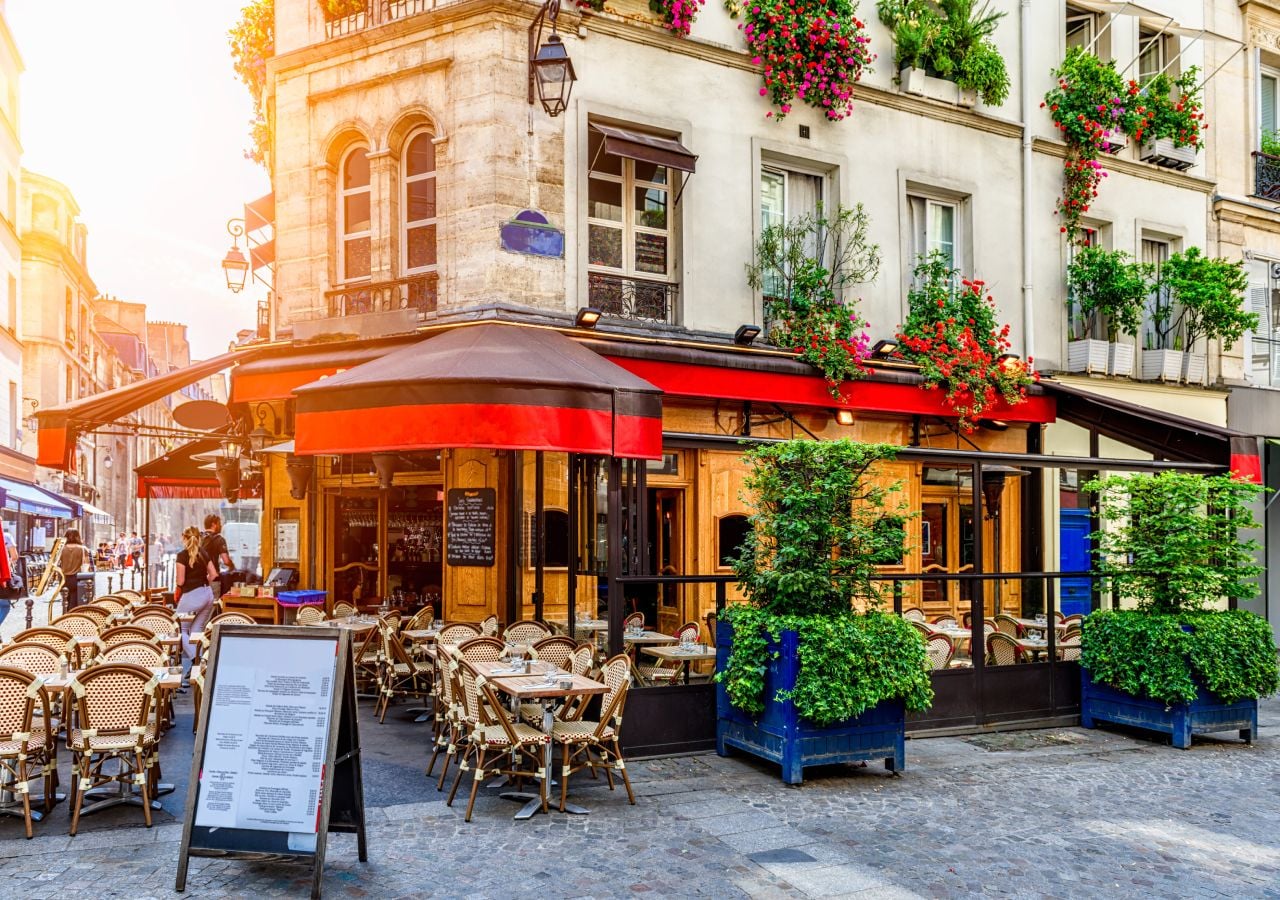 Imagem de uma rua típica de Paris, uma cidade que é muito procurada pelo património, pela cultura e pela gastronomia rica e variada.