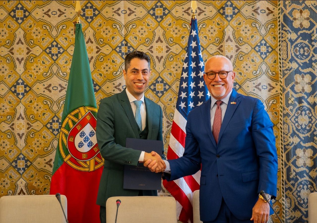 Hugo Costa, diretor executivo da Agência Espacial Portuguesa, e o embaixador dos EUA em Portugal, John J. Arrigo, após a assinatura dos Acordos de Artemis, no dia 12 de janeiro, em Lisboa. Foto: Departamento de Estado dos EUA.