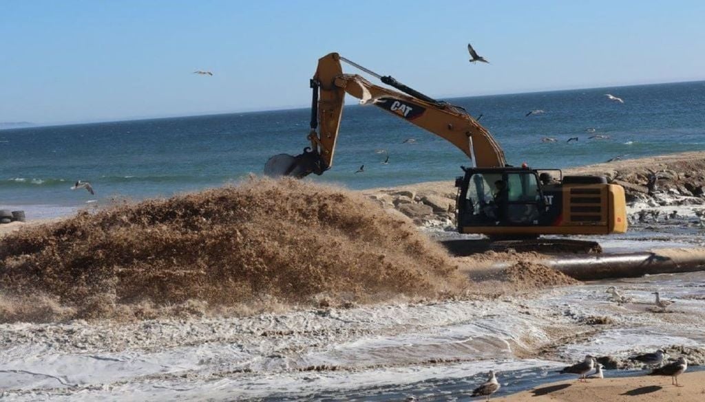 enchimento artificial de areal na praia Mais de 25% da costa portuguesa está a recuar e a pressão urbanística agrava a erosão. Foto: APA