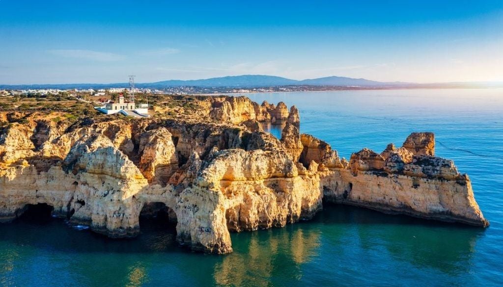 Ponta da Piedade, Lagos Cerca de 40% das praias do Algarve podem desaparecer até ao fim deste século. Foto: Adobe Stock