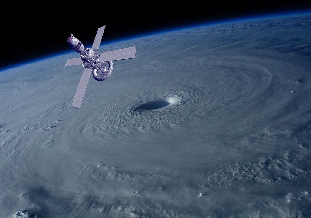Furacão visto do espaço e satélite meteorológico